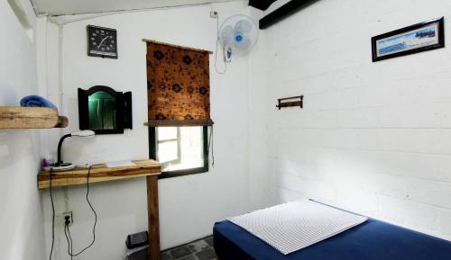 Single Room with Shared Bathroom