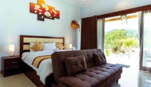 Deluxe Room with Mountain and Pool View