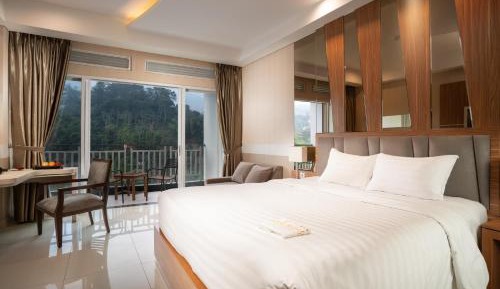 Junior Queen Suite with Balcony 