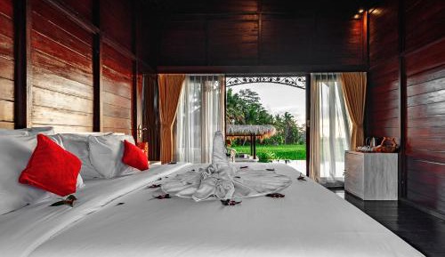One-Bedroom Poolside Villa with Rice Field View