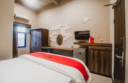 Kemanggisan Hotel | RedDoorz Plus Near Mall Slipi Jaya
