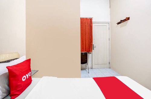 Waru Hotel | OYO 91361 Benlin D'kost Syariah