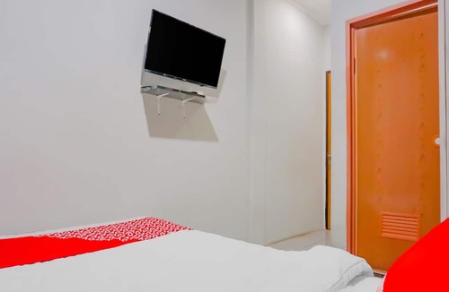 Depok Hotel | OYO 90220 Pendowo Limo Syariah