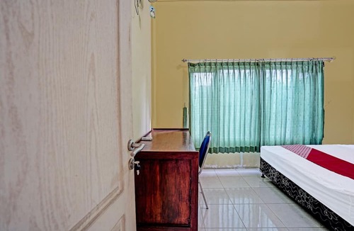 Prigen Hotel | OYO 91572 Kost Esklusif Barokah