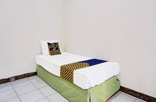Pandaan Hotel | OYO Life 91896 Kost Bu Dewi Syariah