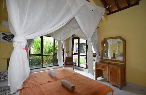 Banjartegehe Villa | Beachfront villa with private pool, garden and terrace