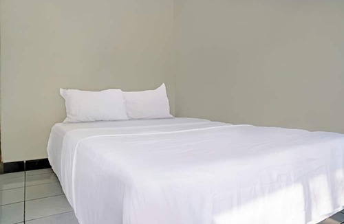 Sukabumi Hotel | Hotel O Home Stay Syariah Aom Kusman