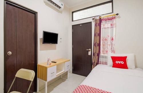 Karawang Hotel | OYO 3256 Rukost I8