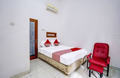 Surabaya Hotel | OYO Life 92030 Ef Palm Guest House Family