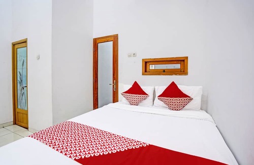 Surabaya Hotel | OYO Life 92030 Ef Palm Guest House Family