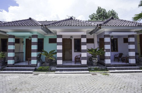 Pamekasan Hotel | OYO 2715 Hotel Madinah Syariah