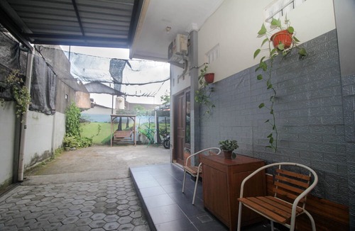 Surakarta Hotel | Capital O 2258 Santana Syariah Guest House