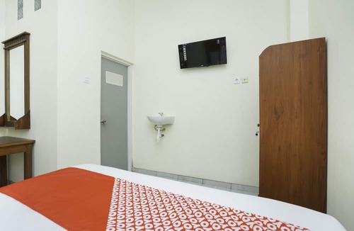 Probolinggo Hotel | OYO 1642 Penginapan Anggrek Syariah 2