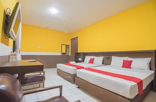 Subang Hotel | RedDoorz near Alun Alun Subang