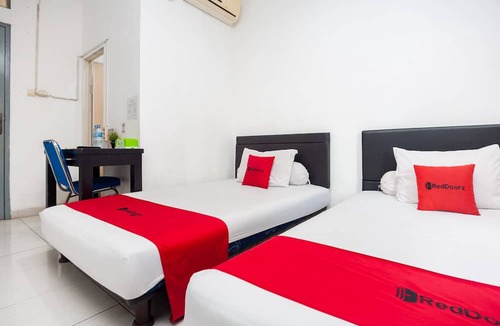 Pekayon Jaya Hotel | RedDoorz Syariah near Grand Galaxy Park