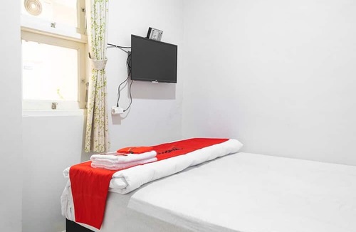Kalimalang House | RedDoorz Syariah near Grand Kota Bintang