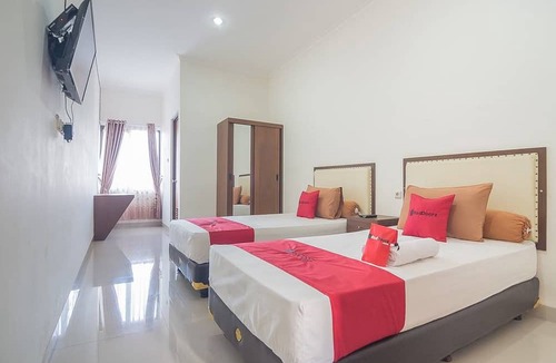 Cipanas Hotel | RedDoorz Syariah @ Sarongge Cianjur