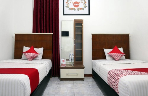 Padang Hotel | OYO 956 Penginapan Eby