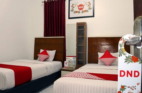 Padang Hotel | OYO 956 Penginapan Eby