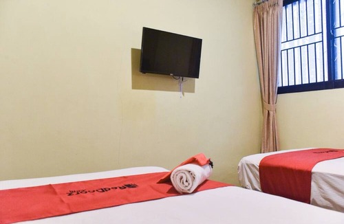 Darmo Hotel | RedDoorz near Surabaya Town Square
