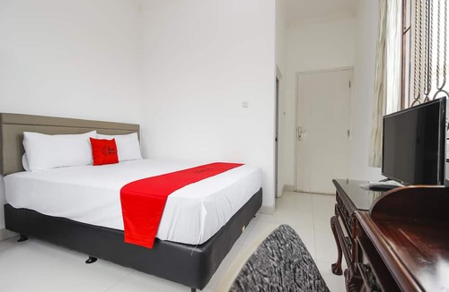 Binong Hotel | RedDoorz @ Permata Sari Karawaci