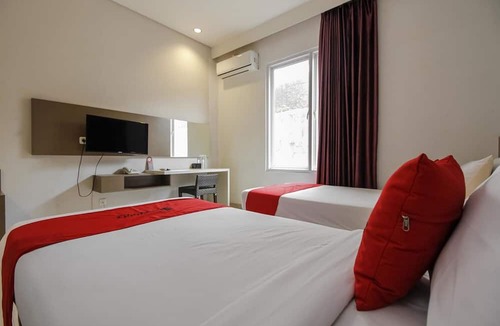West Cirebon Hotel | RedDoorz near Goa Sunyaragi