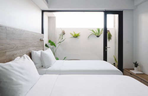 Seminyak Hotel | Lloyd's Inn Bali