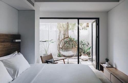 Seminyak Hotel | Lloyd's Inn Bali