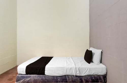 Semarang Utara House | Chic Deluxe Twin Comfort Stay w/Free Wifi