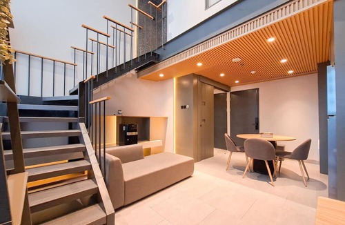 Pinang Apartment | Industrial Modern 1Br Loft At Apartment Collins Boulevard