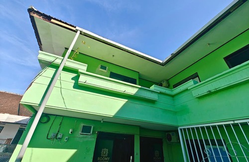 Dinoyo House | Roomy Guesthouse