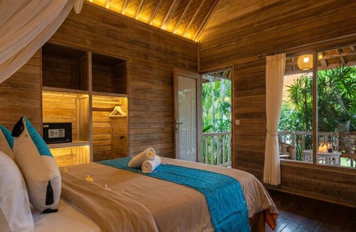 Mushroom Bay Hotel | Kama Nusa