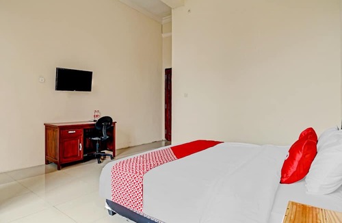 Dinoyo Hotel | OYO Life 90544 Grand Redisa