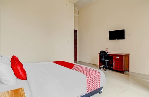 Dinoyo Hotel | OYO Life 90544 Grand Redisa
