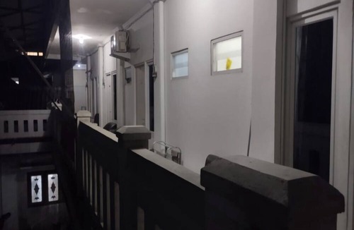 Karawang Hotel | OYO Life 93160 Kost Jenny Karawang