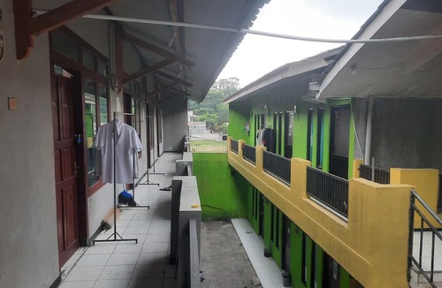 Karawang Hotel | OYO Life 93023 Kost Bulan Karawang