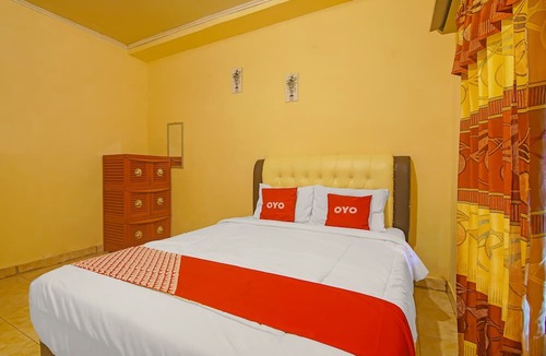 Padang Hotel | OYO 2946 Handira Homestay