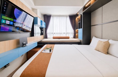 Panunggangan Utara Apartment | Cozy Studio With Murphy Bed At Collins Boulevard Apartment