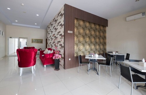 Makassar House | Luxury Deluxe DBL Retreat W/Free WiFi and Parking