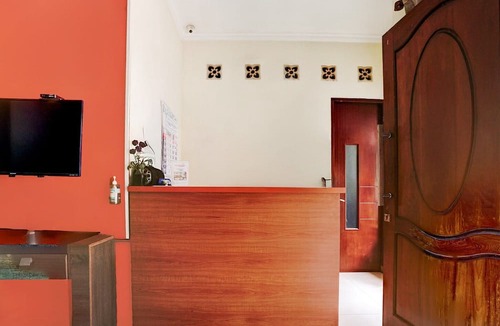 Surabaya House | Cozy Twin Escape with Free WiFi and Parking