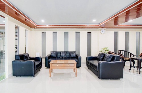 Pekanbaru House | Stylish Twin Suite Escape W/Free WiFi and Parking