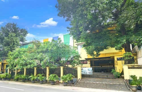 East Jakarta House | Cozy Twin Escape with Free WiFi and Parking