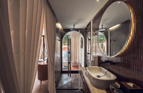 Seminyak Hotel | Grand One Bedroom Villa w/Private Pool and Bathtub