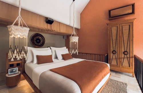Seminyak Hotel | Grand One Bedroom Villa w/Private Pool and Bathtub