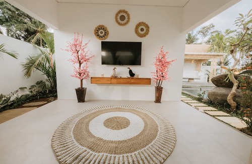 Mas Villa | Golden Bee