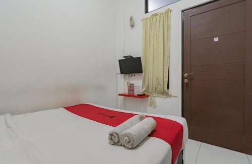 Karawang House | RedDoorz @ Galuh Mas