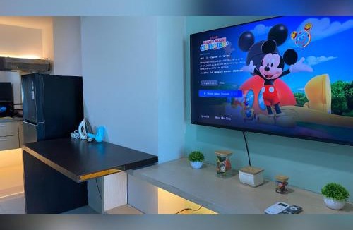 Siwalankerto Apartment | The Square Apartemen Service by Comfy - Netflix & WiFi - Near Kampus Petra