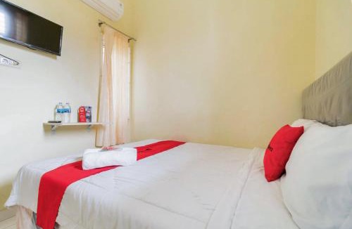 Palembang Hotel | RedDoorz near OPI Mall Palembang 2