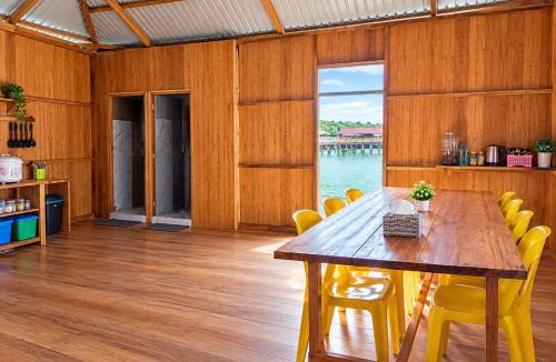 Batudaka Island House | Aisyah Homestay, Pulau Papan, Togean