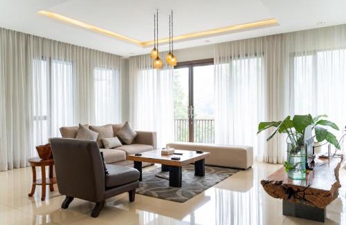Bandung Villa | Chamomile Hill View Villa 6 Bedrooms With a Private Swimming Pool and a Movie Room and a Billiard Table